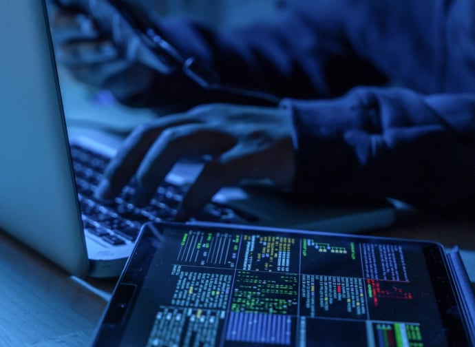 Osoba pisząca w sieci Dark Web.